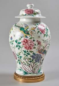 Vāze ar vāku, “Rozā ģimene”. Ķīna, Čeņluņ perioda sākums, 1736. - 1795. g.