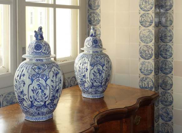 Fajansa vazes Holande Delfta 18 gs Delfta sienas flizu fona