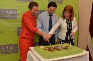 Atklāšanas kūkas griešana