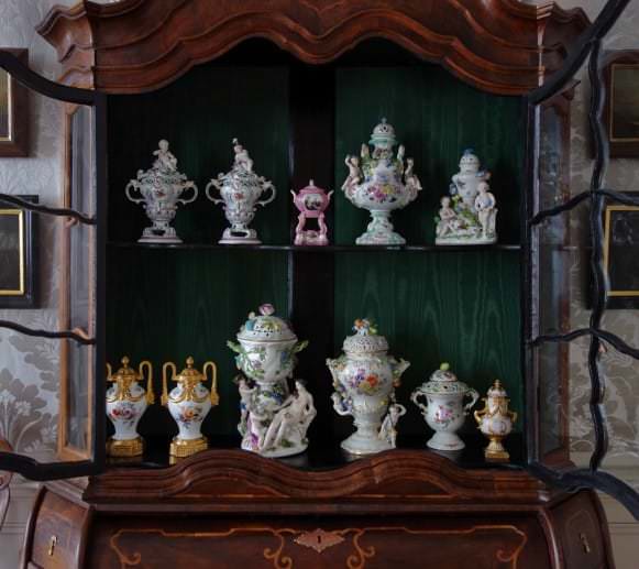 Izstādītās smaržu vāzes Hercogienes kabinetā