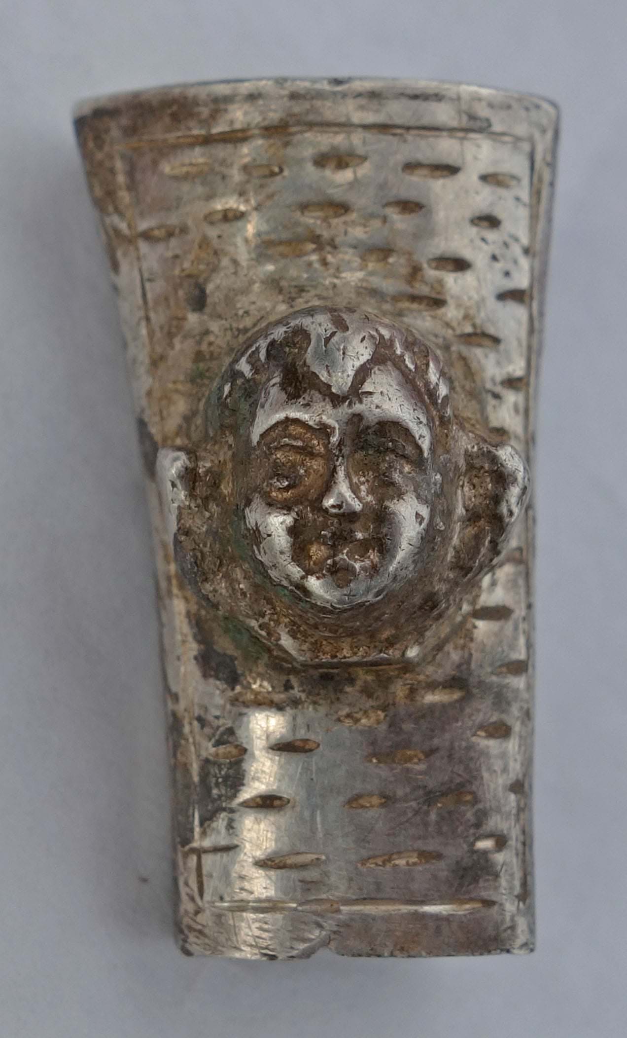 Izrakumos atrastā sudraba detaļa no kāda priekšmeta (nazīša?) 16.gs.beigas vai 17.gs.sākums